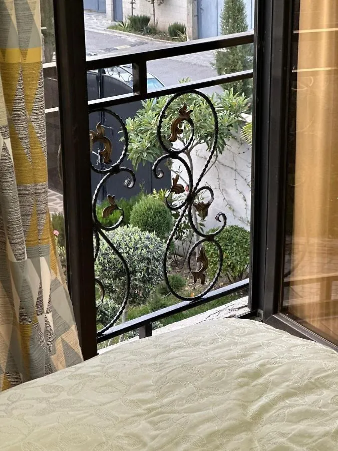 Larda Tbilisi Otel Konukevi